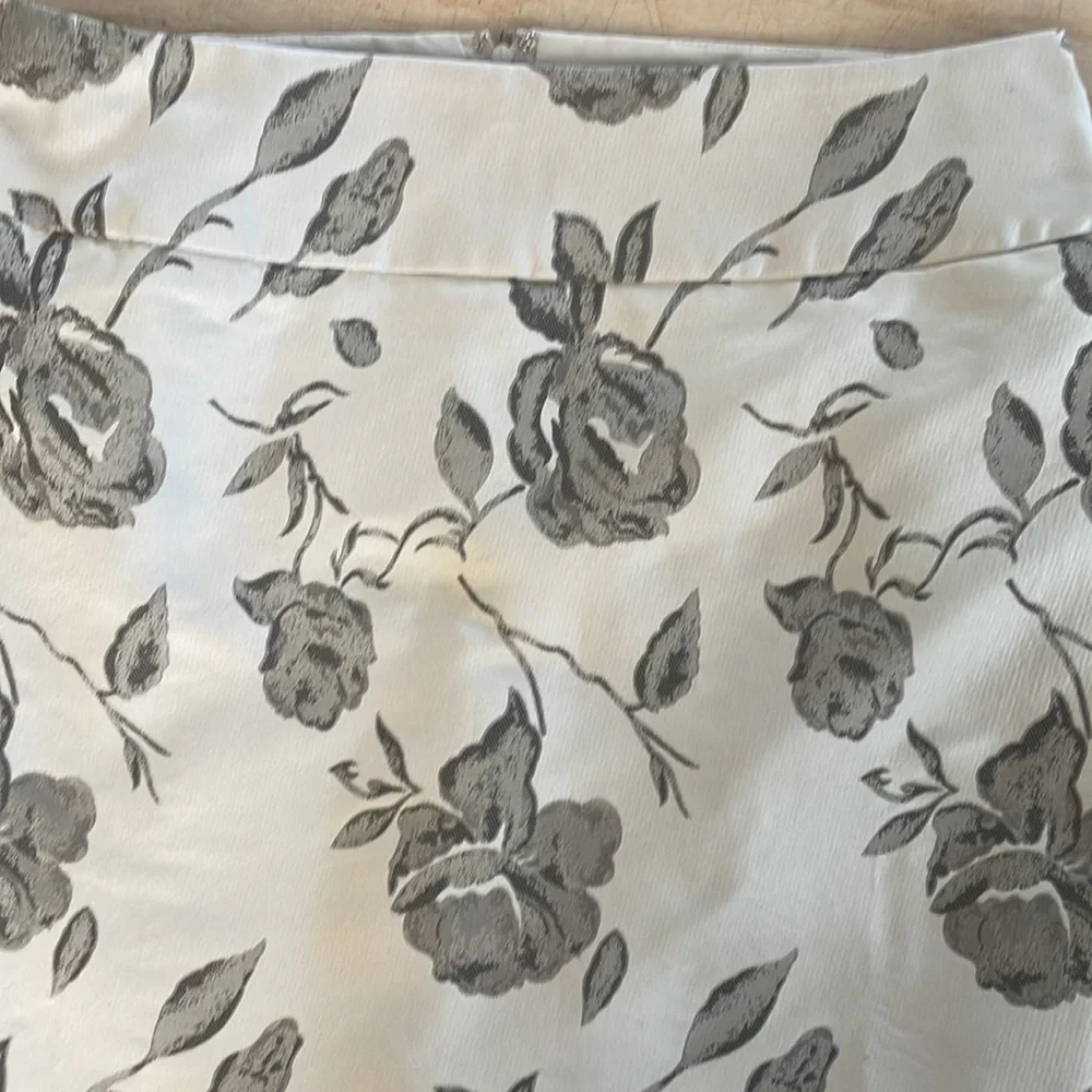 RW&CO. Fully lined lightweight silver grey and black floral pencil skirt SIZE 6 - Picture 3 of 6